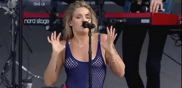  Tove Lo - Lollapalooza in Chicago - 2017-08-06 (uploaded by celebeclipse.com)